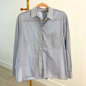 Vince size Small pinstriped Blouse with back slit.
